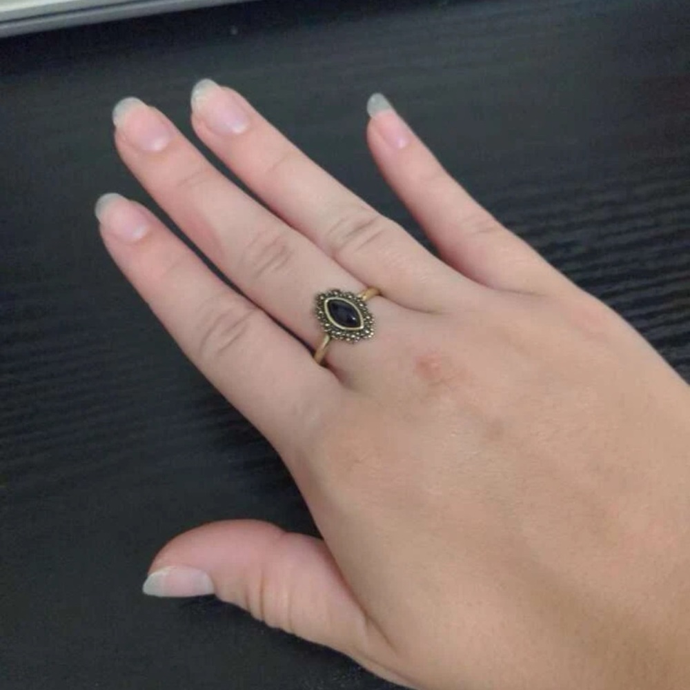 Vintage Woman’s Antique Gold Black Onyx Oval Natural Stone Floral Victorian Ring - Picture 5 of 13